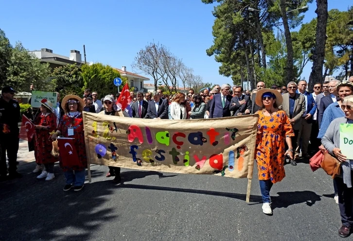 Alaçatı Ot Festivalinde renkli kortej
