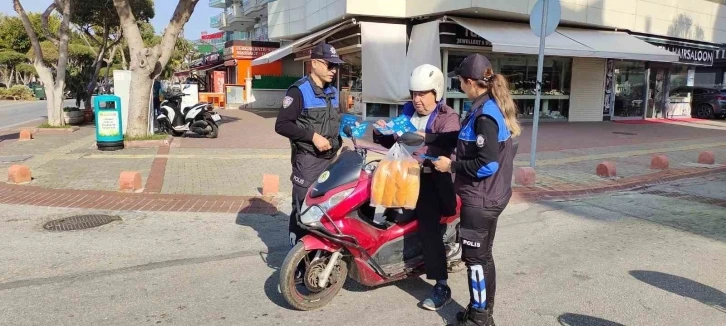 Alanya’da polisten motosiklet sürücülerine bilgilendirme
