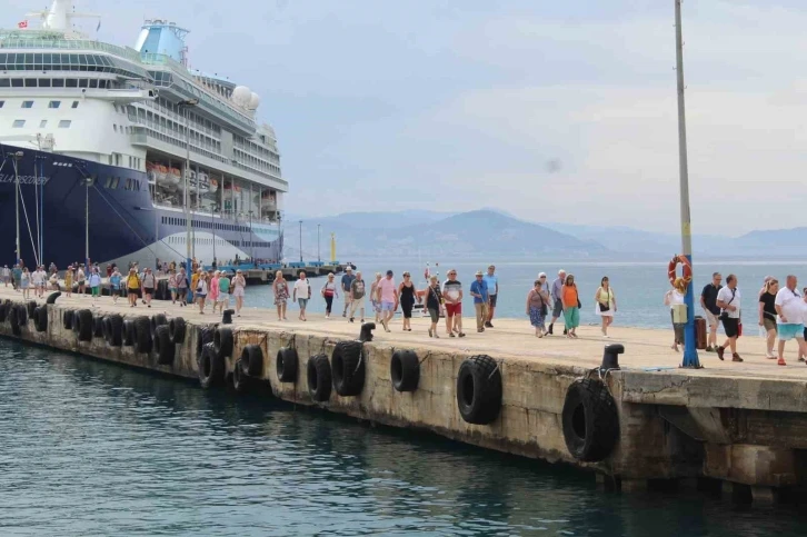 Alanya’ya sezonun ilk yolcu gemisi demir attı
