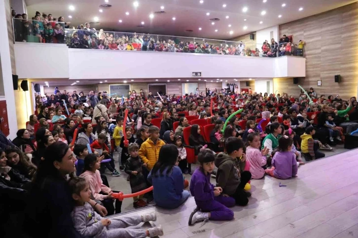 Alaşehirli çocukların mutlulukları gözlerine yansıdı
