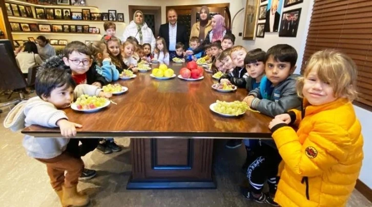 Alaşehirli öğrencilerden yaş meyve sebze işletmesine ziyaret
