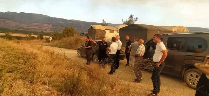 Yehişehir'de alevler köye ulaşmasın diye buğday tarlalarını sürüyorlar