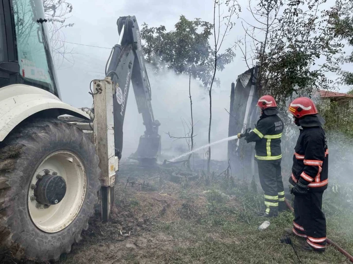 Alevlere teslim olan samanlık kül oldu
