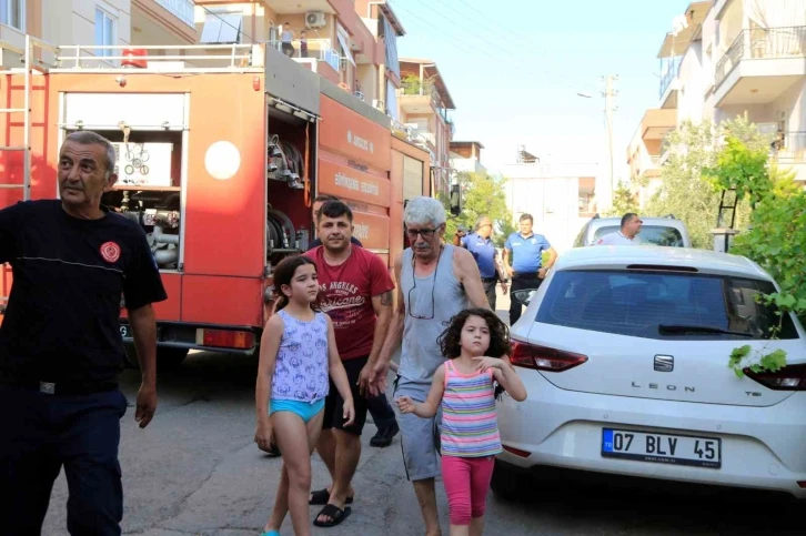 Alevlerin ortasında kalmaktan komşuları kurtardı
