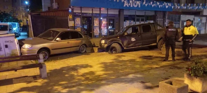 Alkollü şahıs önce saksıya sonra park halindeki araca çarpıp kaçtı
