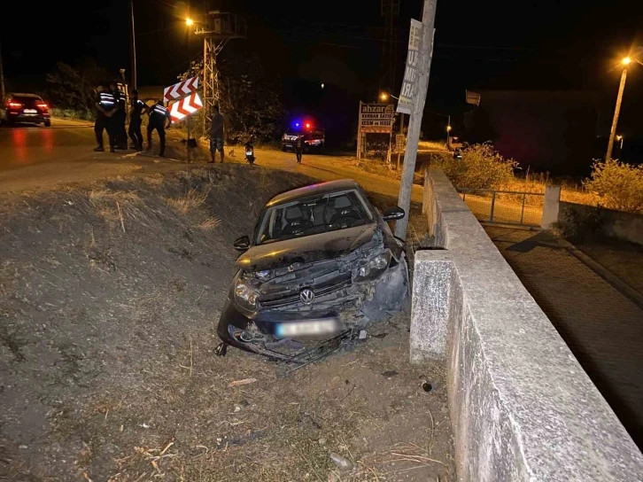 Alkollü sürücü virajı alamayarak şarampole uçtu, mahalle sakinleri önlem alınmasını istiyor
