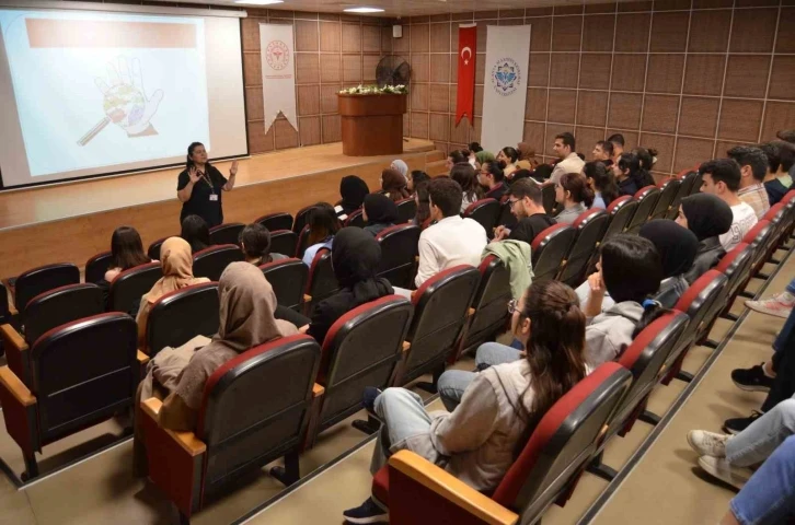 ALKÜ Hemşirelik öğrencilerine hastane enfeksiyonu anlatıldı
