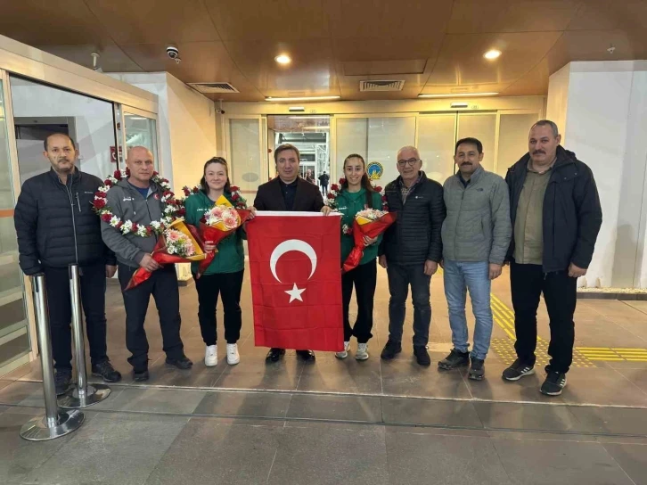 Almanya’da tarih yazan Erzincanlı kızlara havalimanında karşılama
