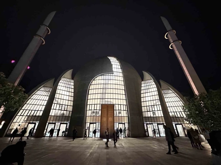 Almanya’nın Köln kentinde ilk teravih namazı kılındı
