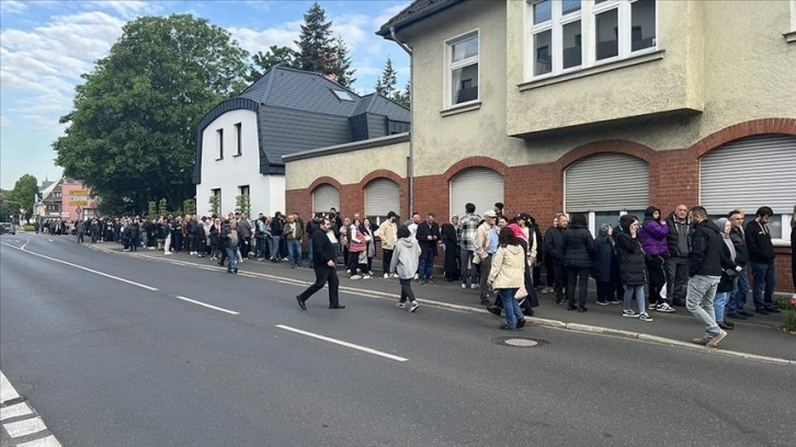 Almanya'da, Cumhurbaşkanı Seçimi'nde oy vermek isteyenler uzun kuyruklar oluşturdu