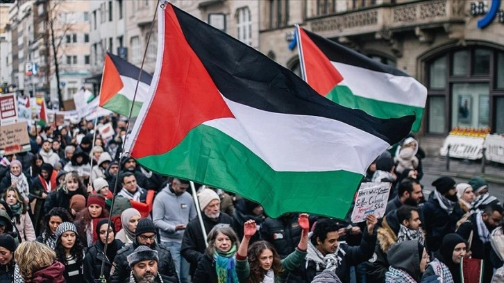 Almanya'da İsrail'in Gazze'ye yönelik saldırıları protesto edildi