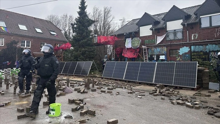 Almanya'da maden köyünden çıkarılmak istenen çevreciler polise saldırdı