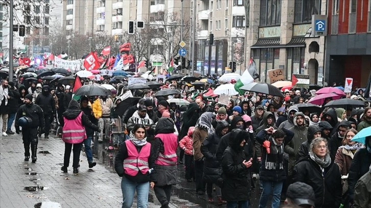 Almanya'da sağanağa rağmen binlerce kişi Filistin’e destek yürüyüşüne katıldı