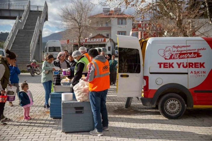 Altınordu Belediyesi, Ramazan ayında günlük 30 bin iftar yemeği ikram etti
