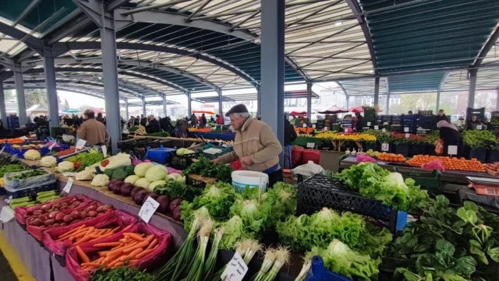 Altınova Kapalı Pazaryeri’nde ilk pazar kuruldu
