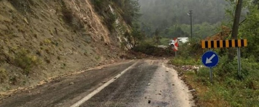 Amasra'da yolcu otobüsü 45 yolcusuyla selde mahsur