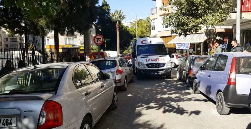 Ambulans hatalı park nedeniyle sokağa giremedi