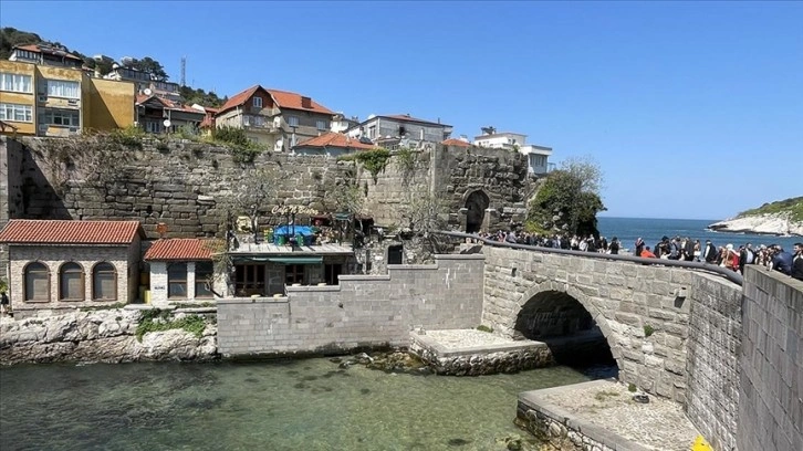 Amasra bayram tatilinde nüfusunun 10 katı turist ağırlıyor