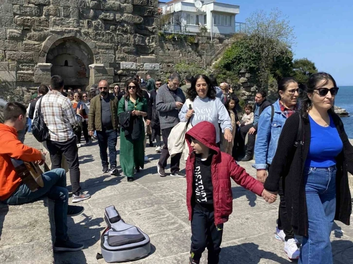 Amasra’da kilometrelerce araç kuyruğu oluştu
