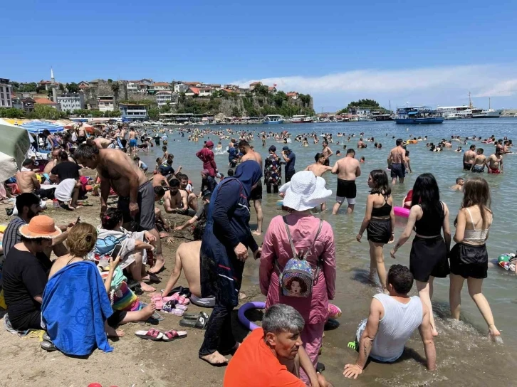 Amasra’da plajlar dolu, tarihi mekanlarda da insan seli yaşandı
