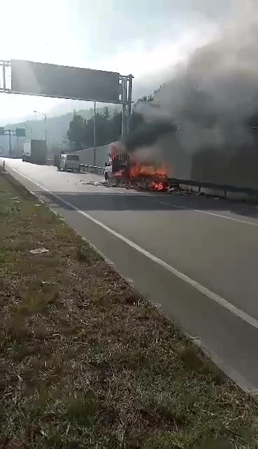 Amasya’da atık karton yüklü pikap yolun ortasında yandı
