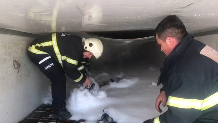 Amasya’da mangal kömürü yüklü tırda çıkan yangını itfaiye söndürdü
