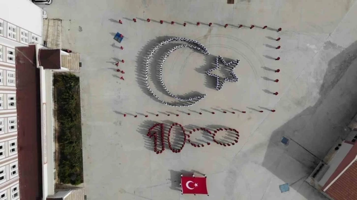 Amasya’da öğrenciler ‘100. yıl’ ve ‘ay-yıldız’ koreografisi oluşturdu
