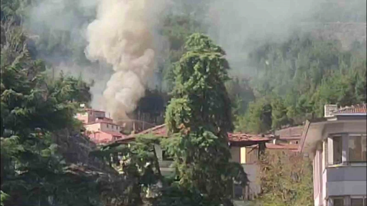 Amasya’da ormana bitişik 3 ev yangında kül oldu
