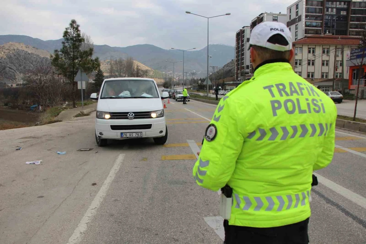 Amasya’da polisi görünce kaçan minibüsten 20 kaçak göçmen çıktı
