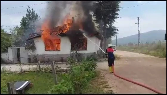 Amasya’da yalnız yaşayan kadının evi alev alev yandı
