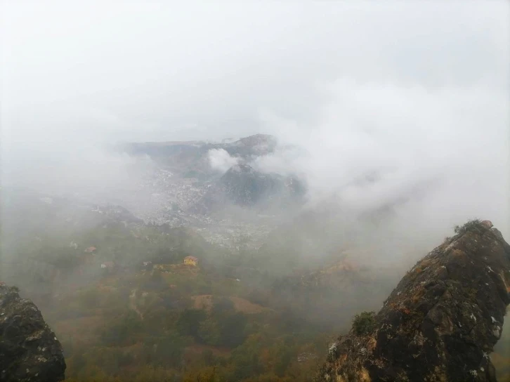 Amasya’nın zirvesini sis bulutu kapladı
