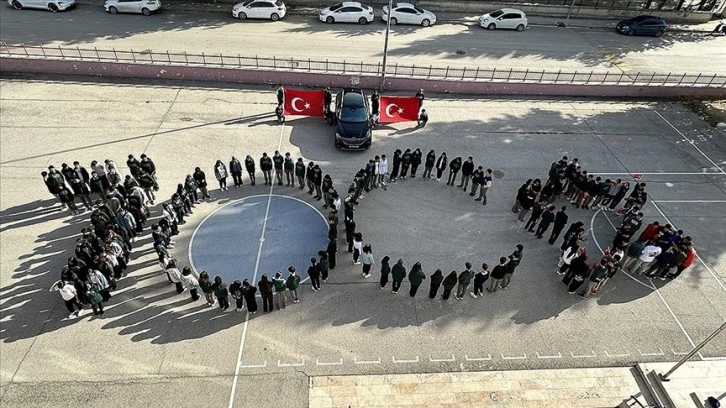 Amasya'da öğrencilerden Togg eşliğinde 