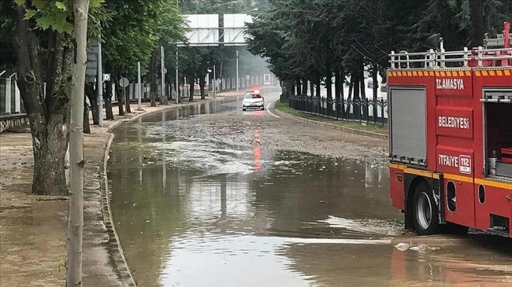 Amasya'da sağanak su baskınlarına neden oldu