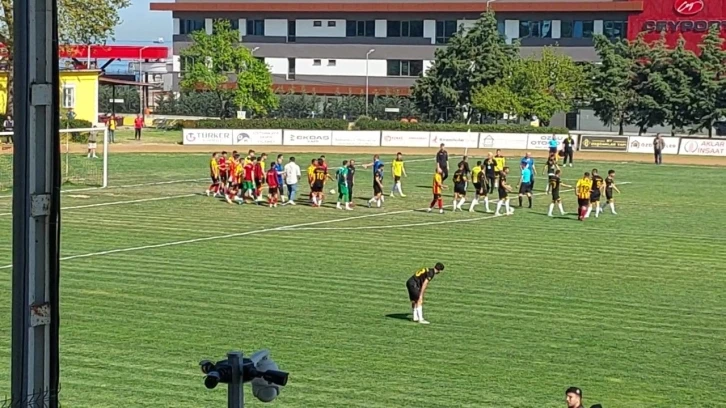 Amatör maçta kavga çıktı: futbolcular maçı terk etti
