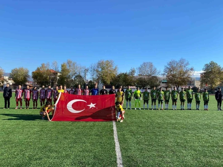 Amatör maçta şehitlere saygı, hakemlere çiçekli karşılama
