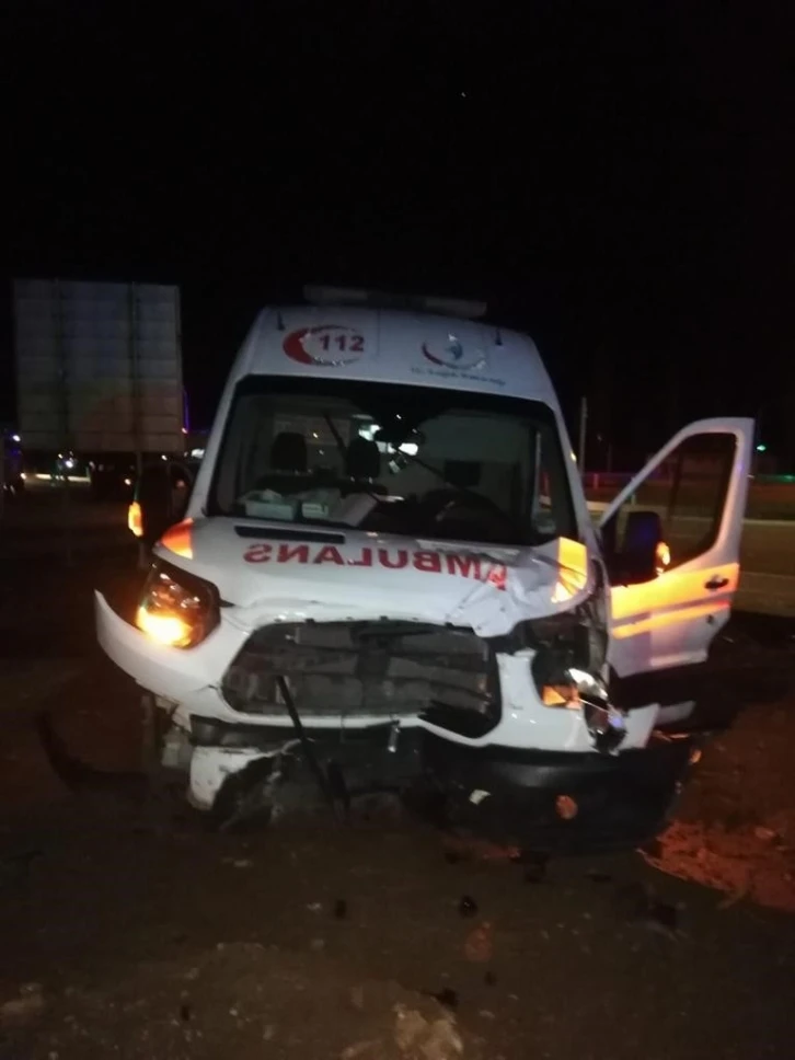 Ambulans ile otomobil çarpıştı: 2 yaralı
