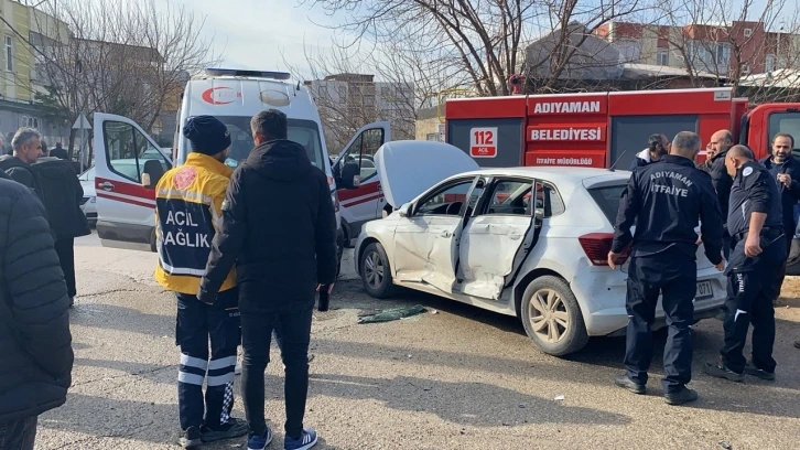 Ambulans ile otomobil çarpıştı: 2 yaralı
