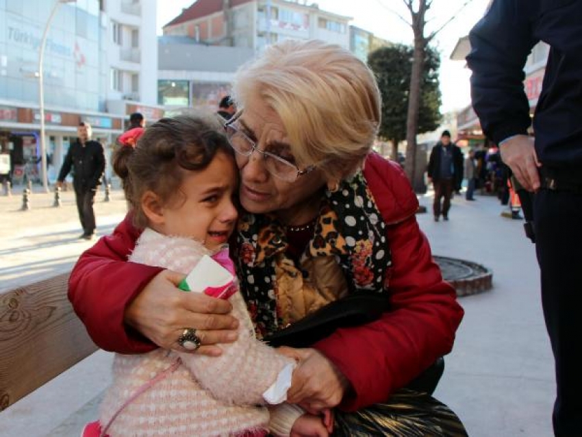 Anne ve babasını kaybeden Iraklı çocuk ağladı