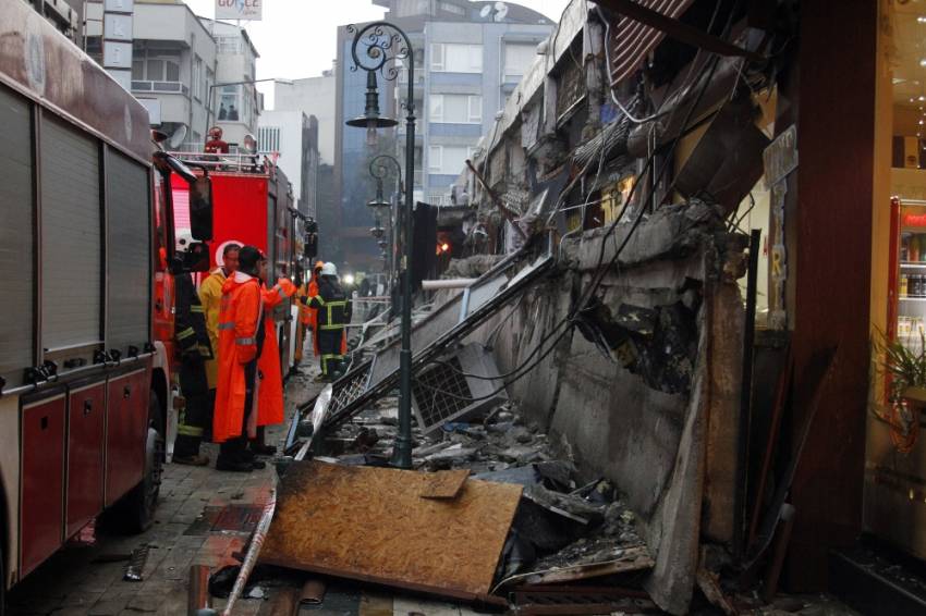 Antalya’da 20 metrelik balkon duvarı çöktü