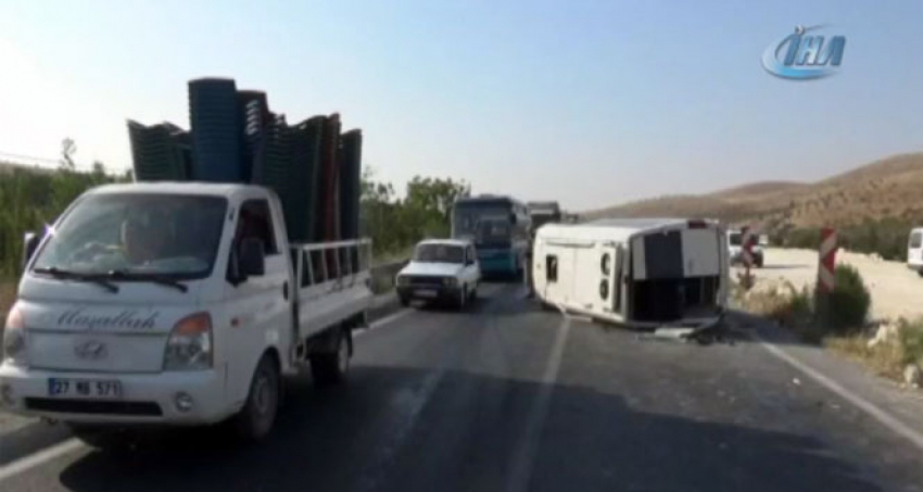 Gaziantep’te işçi servisi yan yattı: 17 yaralı