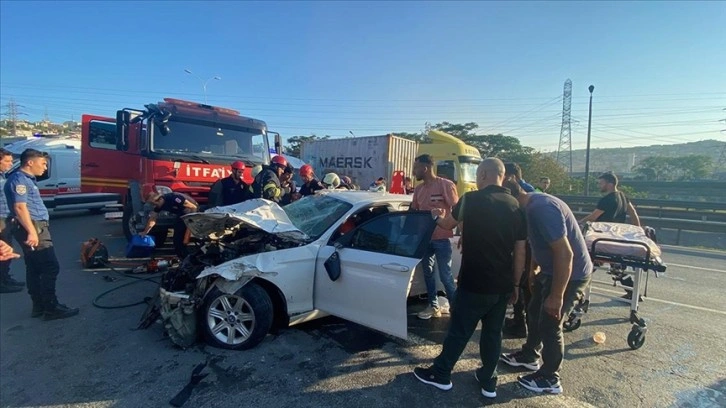 Anadolu Otoyolu'nda kamyonla çarpışan otomobildeki 7 kişi yaralandı