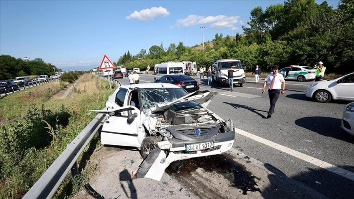 Anadolu Otoyolu'nun Düzce kesiminde zincirleme trafik kazasında 13 kişi yaralandı