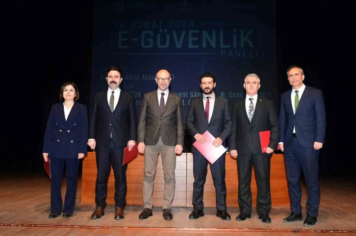 Anadolu Üniversitesinde ’E-güvenlik Paneli’ gerçekleştirildi
