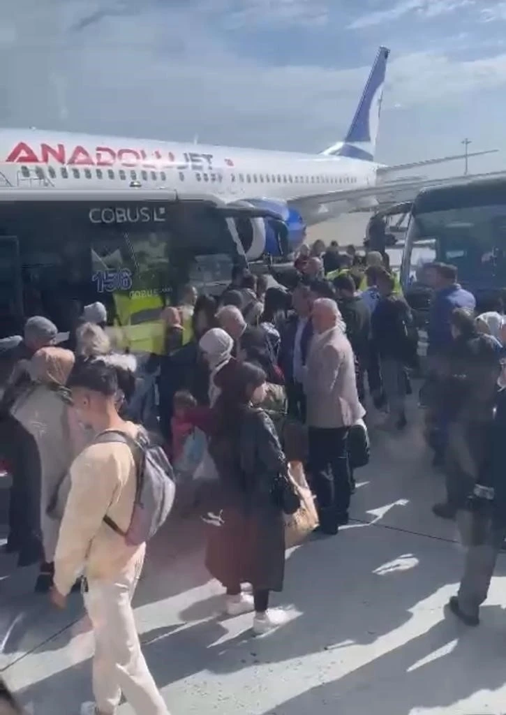 Anadolujet uçağı yolcuların ‘bomba’ muhabbeti nedeniyle 10 saat sonra kalktı
