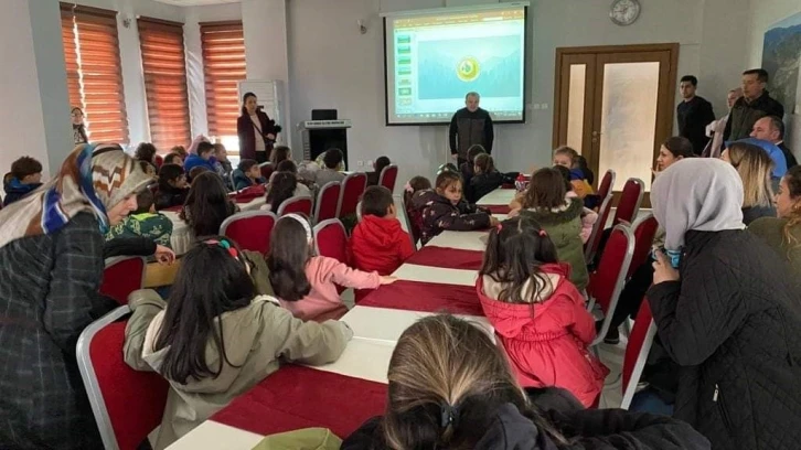 Anaokulu öğrencileri derslerini arazözün üstünde işledi
