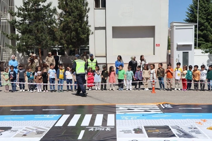 Anaokulu öğrencilerinden İl Jandarma Komutanlığı’na ziyaret
