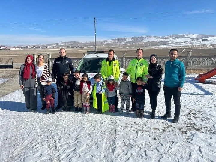 Anaokulu öğrencilerine trafik kuralları anlatıldı
