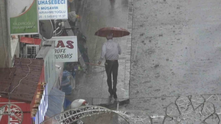 Aniden bastıran sağanak ve dolu yağışı vatandaşlara zor anlar yaşattı
