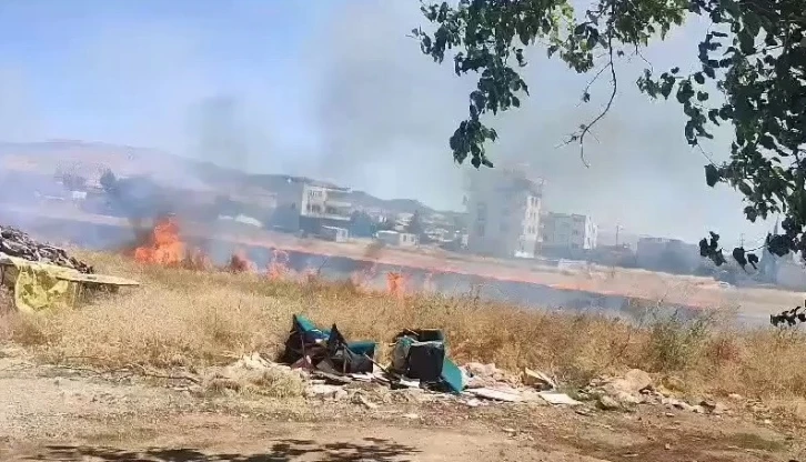 Anız yangını ikametlere sıçramadan söndürüldü
