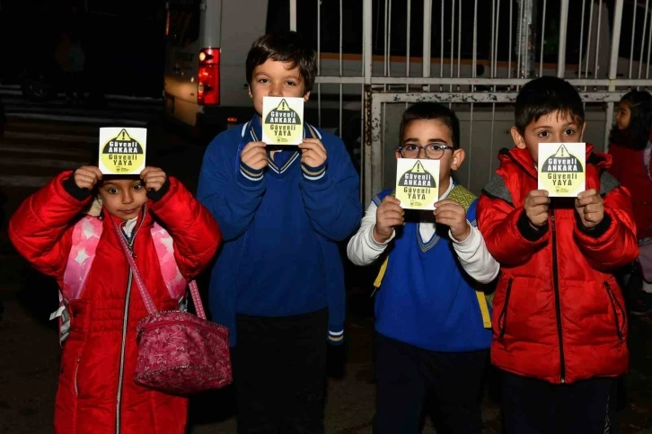 Ankara Büyükşehir Belediyesinden öğrencilere reflektörlü çıkartma ve kol bandı
